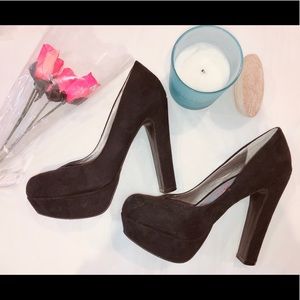 BLACK PLATFORM SUEDE PUMPS